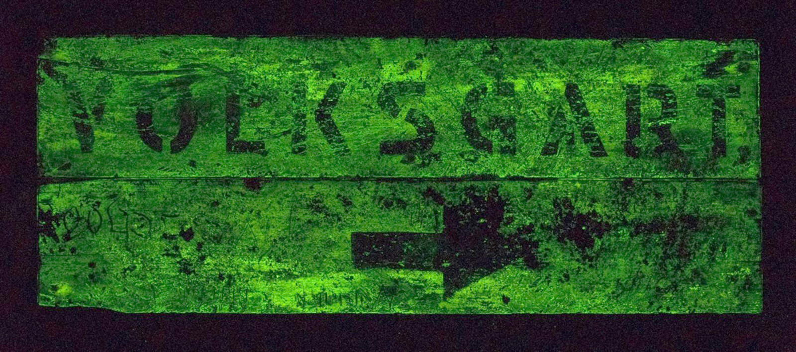 Wegweiser des ersten fertiggestellten Hauptfluchtwegs zeigten in Richtung Volksgarten oder Kai. Um gegen Ausfälle des elektrischen Lichts gewappnet zu sein, verwendete man als Hintergrund Leuchtfarbe. Foto: Thomas Keplinger