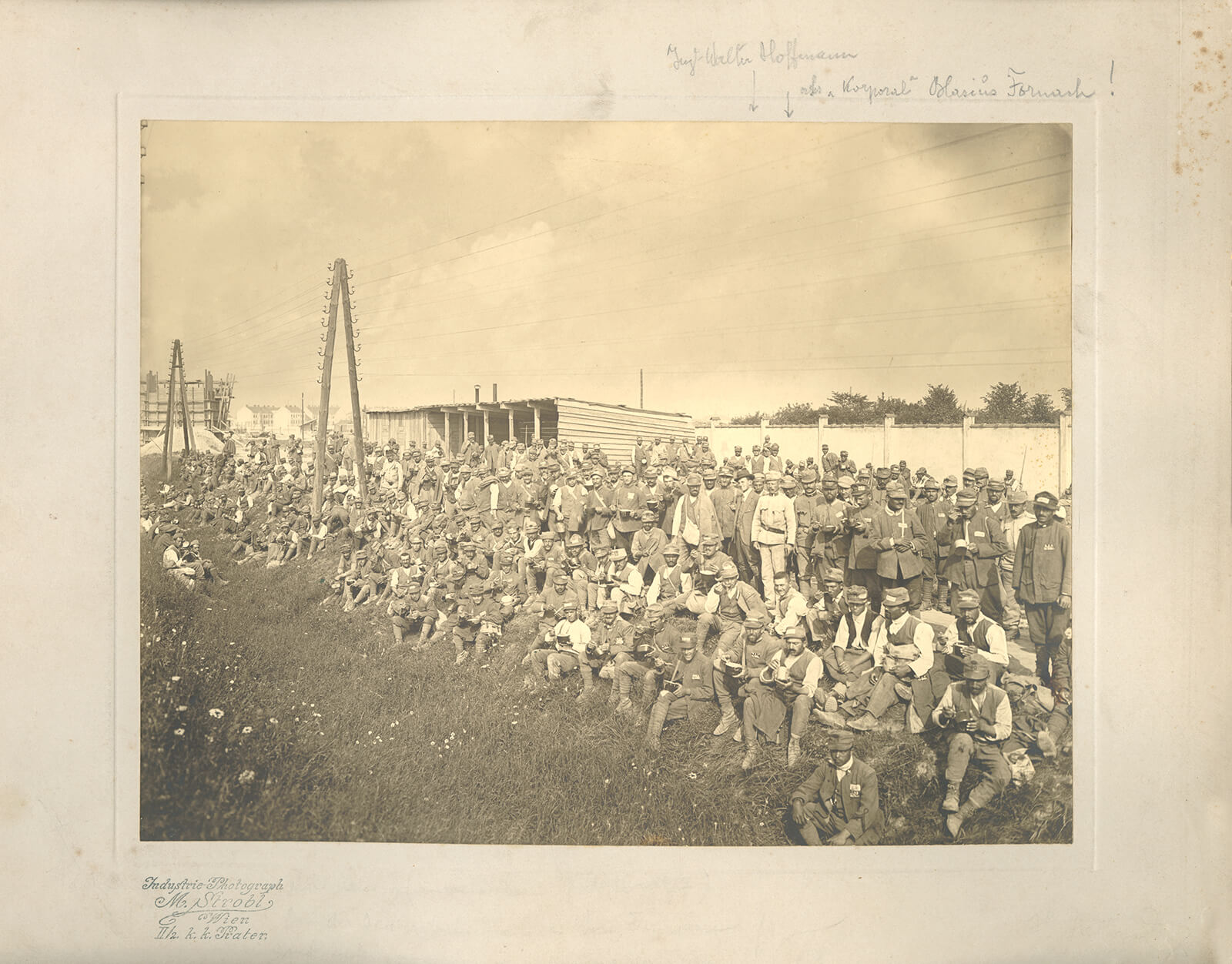 Italienische Zwangsarbeiter, die beim Bau der „Jedlersdorfer Schleife“ als Verbindung zwischen der damaligen Nordwestbahn und der Kaiser-Ferdinand-Nordbahn eingesetzt wurden, 1916, Photoinstitut Bonartes